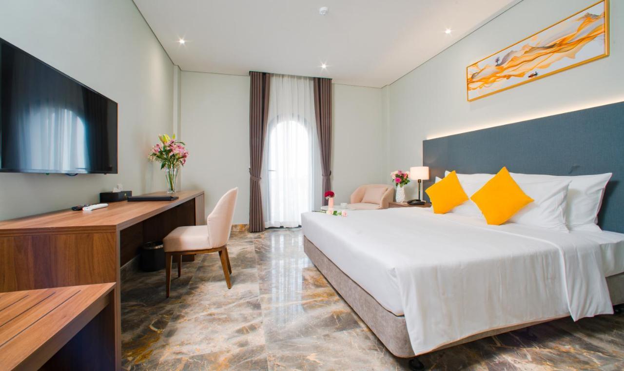 Phu Thang Grand Hotel Duc Hoa Exterior foto